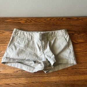 Juniors khaki short Mossimo size 3, fit 6. With side pockets and back pockets